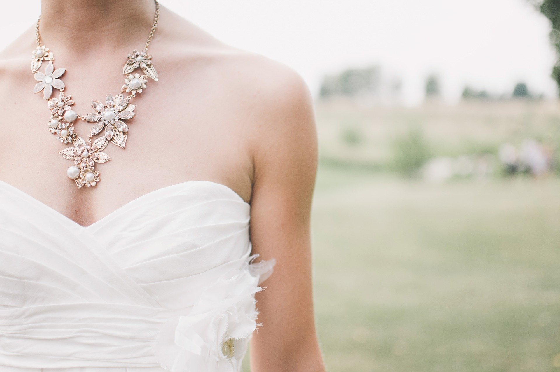 Wunderschöner Schmuck und bequeme Schuhe zu deinem Hochzeitskleid