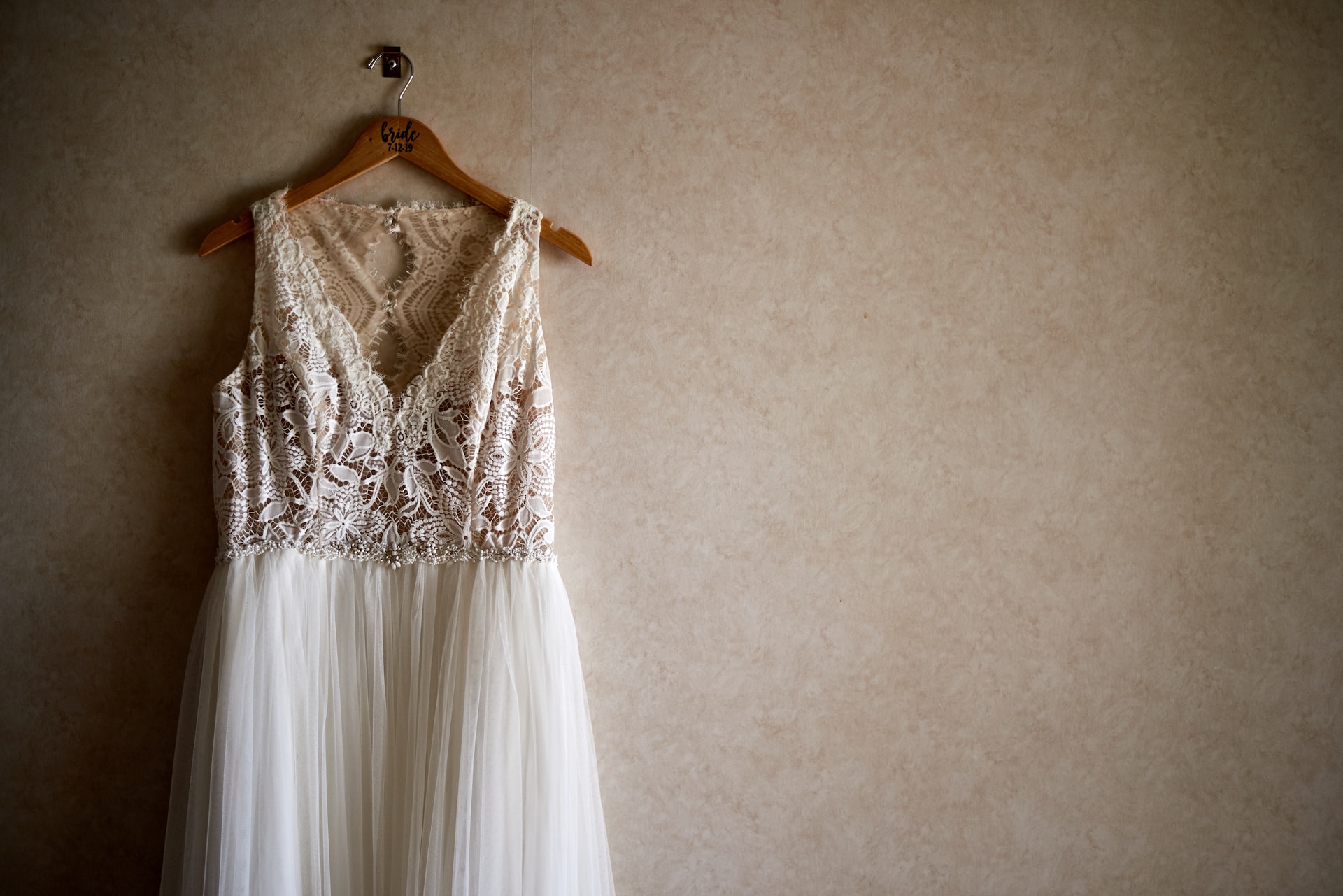 Minimalistische Brautmode: Schlichtheit und Eleganz für moderne Bräute