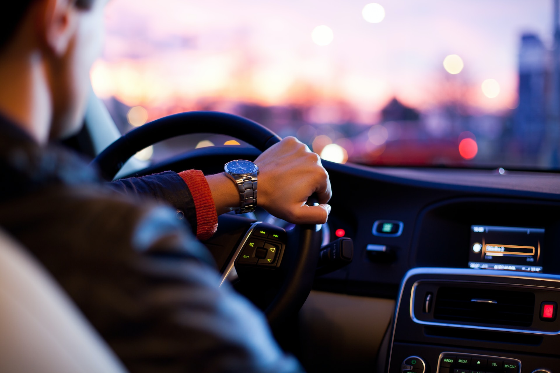 Neuwagen vs. Gebrauchtwagen: Eine fundierte Entscheidungshilfe für Autokäufer beim Besuch eines Autohauses