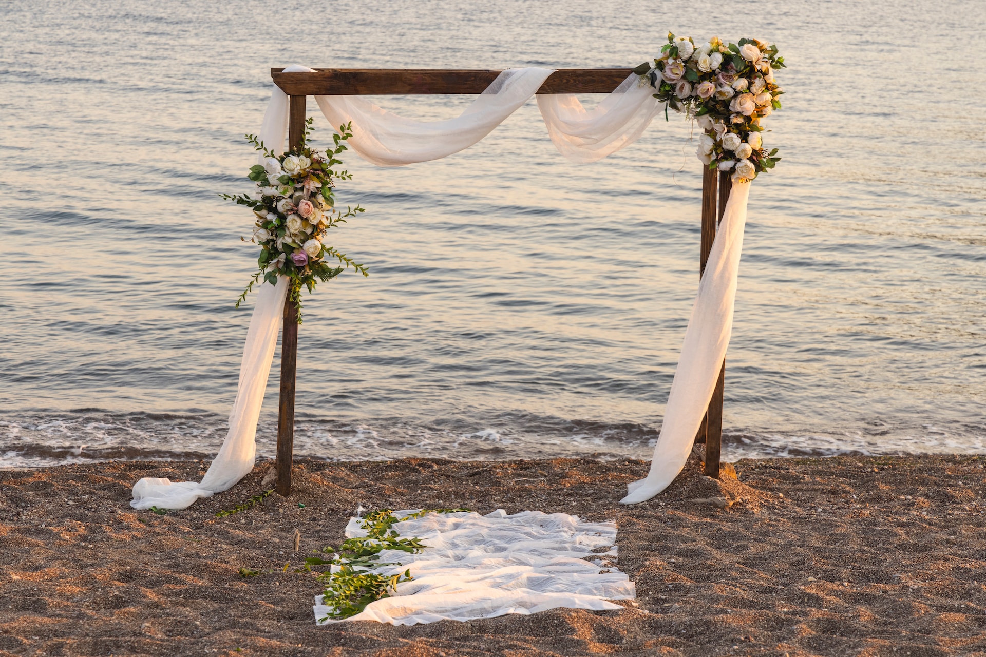 Budgetfreundliche Hochzeitsdekoration: Clevere Möglichkeiten, um Kosten zu sparen, ohne auf stilvolle Dekorationen zu verzichten.
