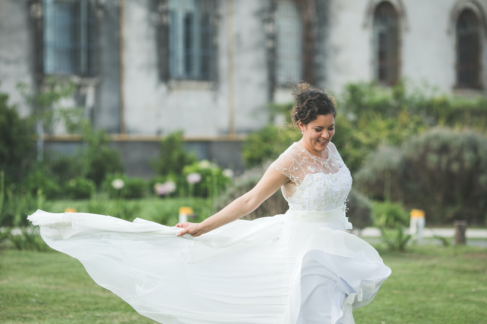 Brautmode für Destination Weddings: Leichte und luftige Kleider für eine traumhafte Hochzeit am Strand